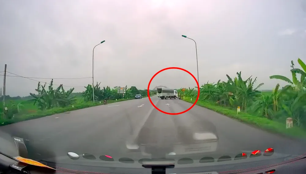 Xe tập lái quay đầu không nhường đường cho người đi xe máy. Ảnh cắt từ clip Có thầy trên xe tập lái, học viên vẫn ép xe máy xuống ruộng.png