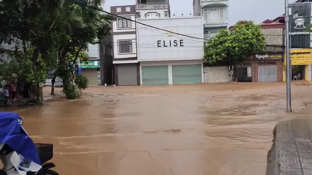 Mưa cả đêm, nhiều nơi tại TP Sơn La ngập sâu 2.jpg