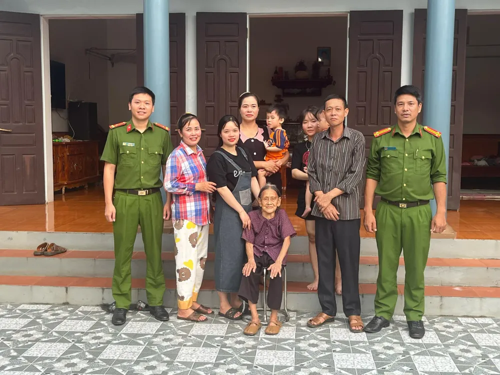 Đoàn tụ gia đình sau gần 30 năm nhờ dữ liệu quốc gia về dân cư.jpg