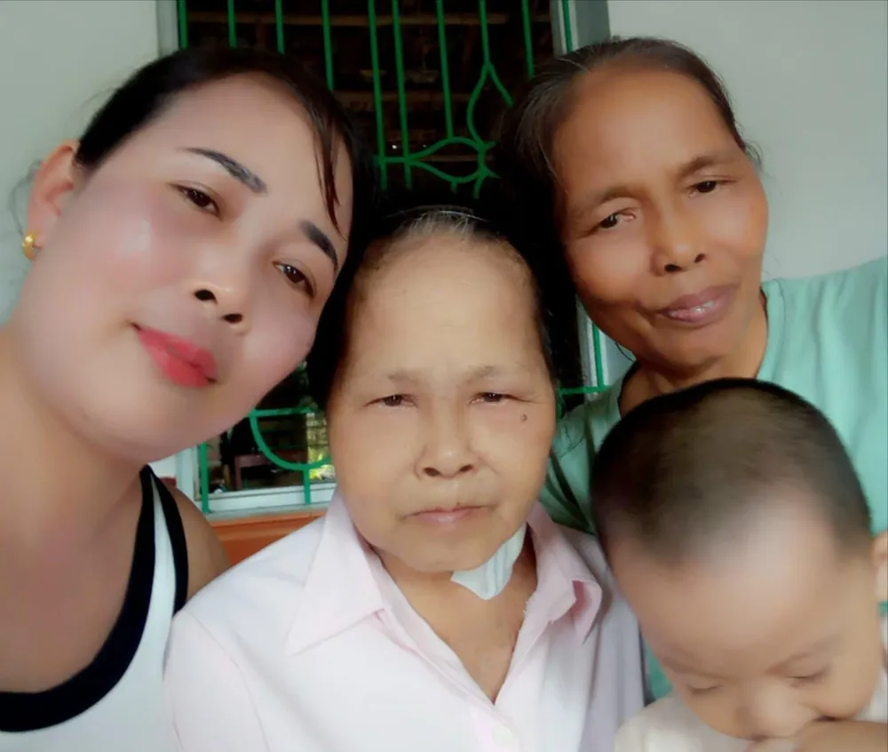 Mẹ già 85 tuổi rơi nước mắt ngày tái ngộ con gái lưu lạc 30 năm 2.jpg