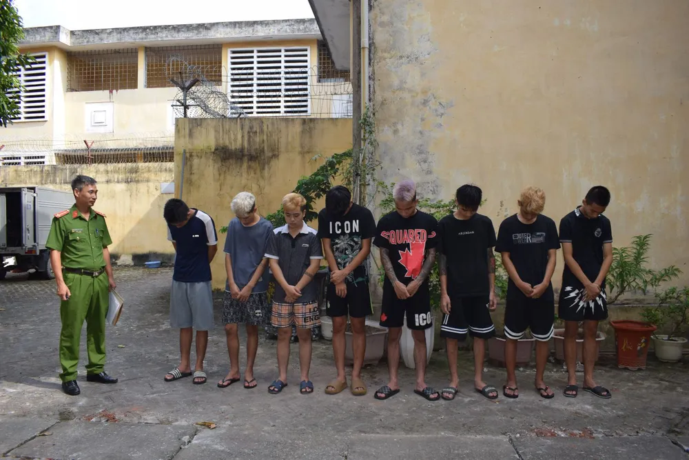 8 thanh thiếu niên chặn đánh người đi đường cướp xe máy.jpeg