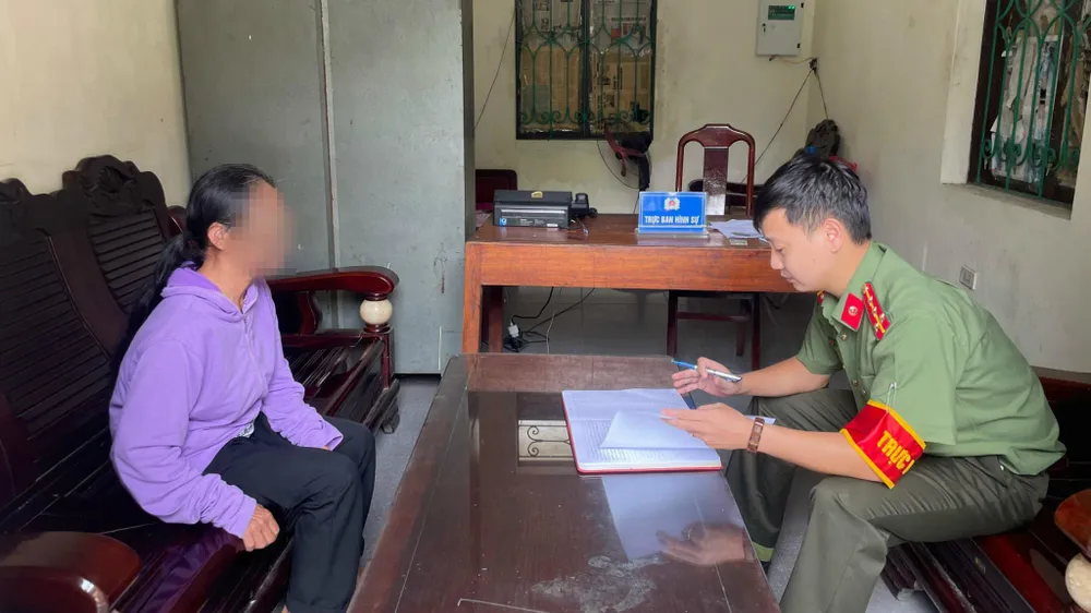 Nhờ sự cảnh giác, bà M thoát khỏi bẫy lừa đảo của các đối tượng giả danh công an. Ảnh CAPT Đến công an hỏi về 'cán bộ điều tra Bộ Công an' một phụ nữ thoát bẫy lừa đảo.jpg