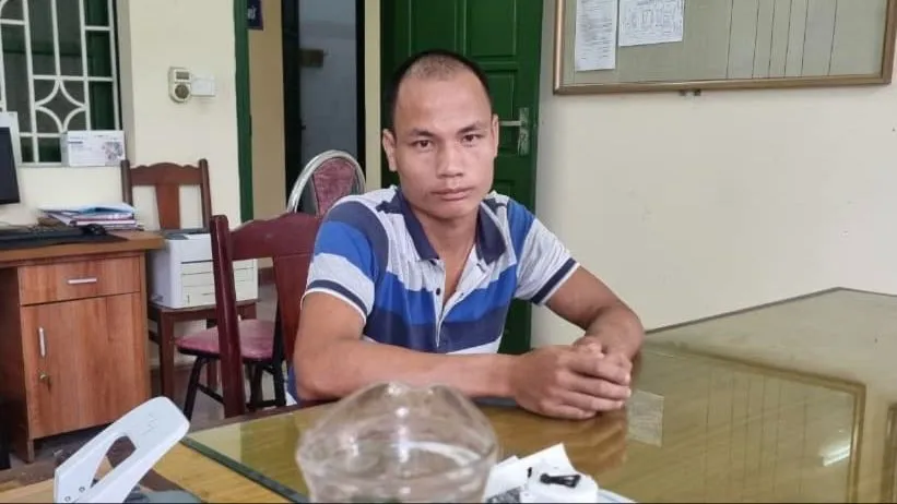 Anh Phùng Văn Tú tại cơ quan công an. Ảnh: CAPT Giám đốc Công an Phú Thọ chỉ đạo điều tra vụ cháu bé nghi bị bạo hành.jpg