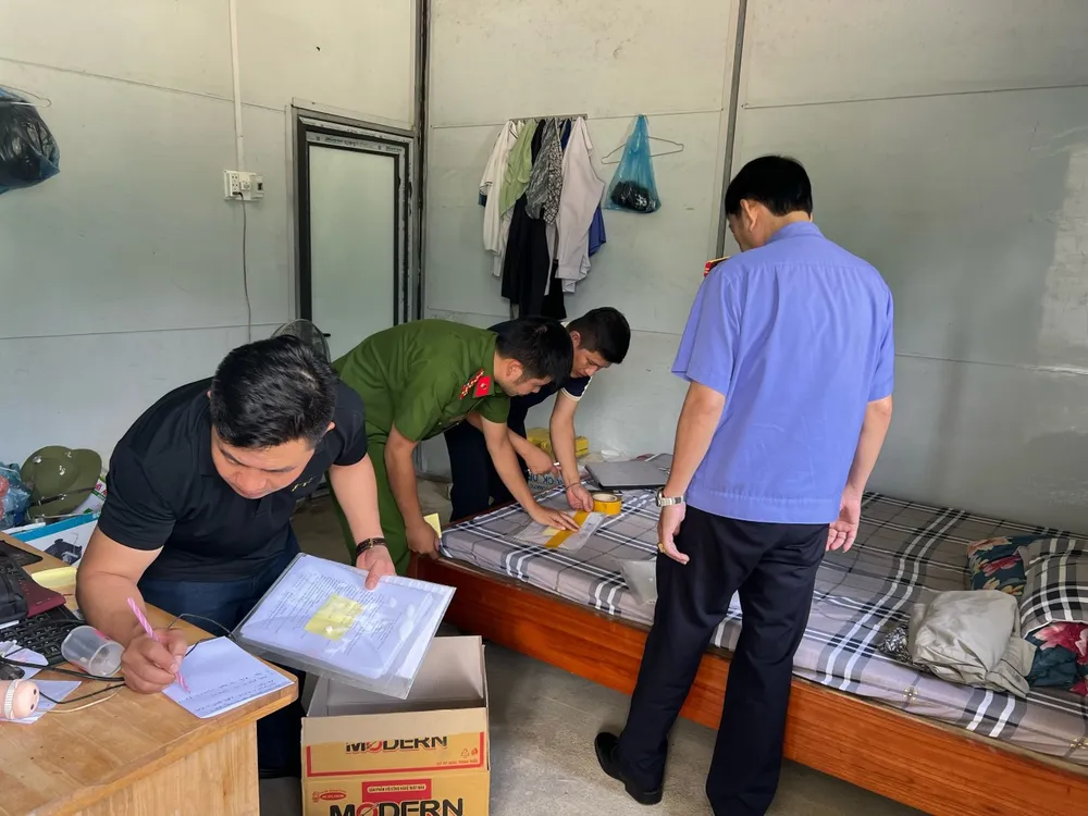 Các điều tra viên khám xét tại dự án. Ảnh CA Nổ mìn làm chết người, chỉ đạo cấp dưới khai bị sét đánh 2.jpg