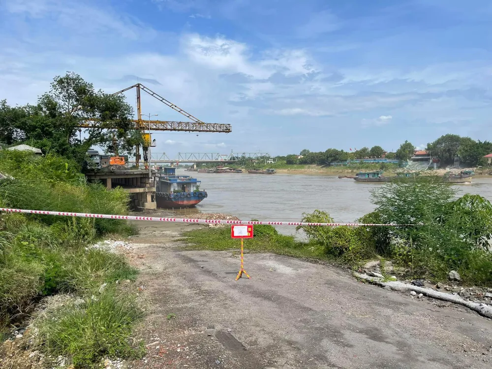 Khu vực phát hiện quả bom ở cảng Việt Trì. Ảnh TRƯỜNG QUÂN Phát hiện quả bom từ thời chống Mỹ dài hơn 1m ở cảng Việt Trì.JPG