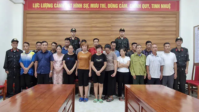 Các con bạc tại công an. Ảnh CA Hà Giang Triệt xóa ổ nhóm đánh bạc quy mô lớn.jpeg