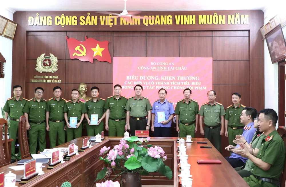 Giám đốc Công an tỉnh Lai Châu Nguyễn Viết Giang trao thưởng cho các đơn vị. Ảnh CA Hai anh em mua bán 9 bánh heroin 2.jpg