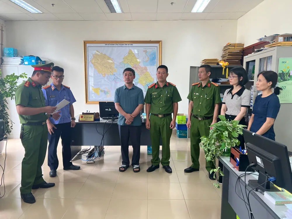 Vũ Văn Hinh, Trưởng phòng Phòng Quản lý công nghiệp, Sở Công thương tỉnh Lai Châu bị tạm giữ để điều tra về hành vi nhận hối lộ. Ảnh CA Bắt một trưởng phòng thuộc Sở Công thương Lai Châu nhận hối lộ.jpg
