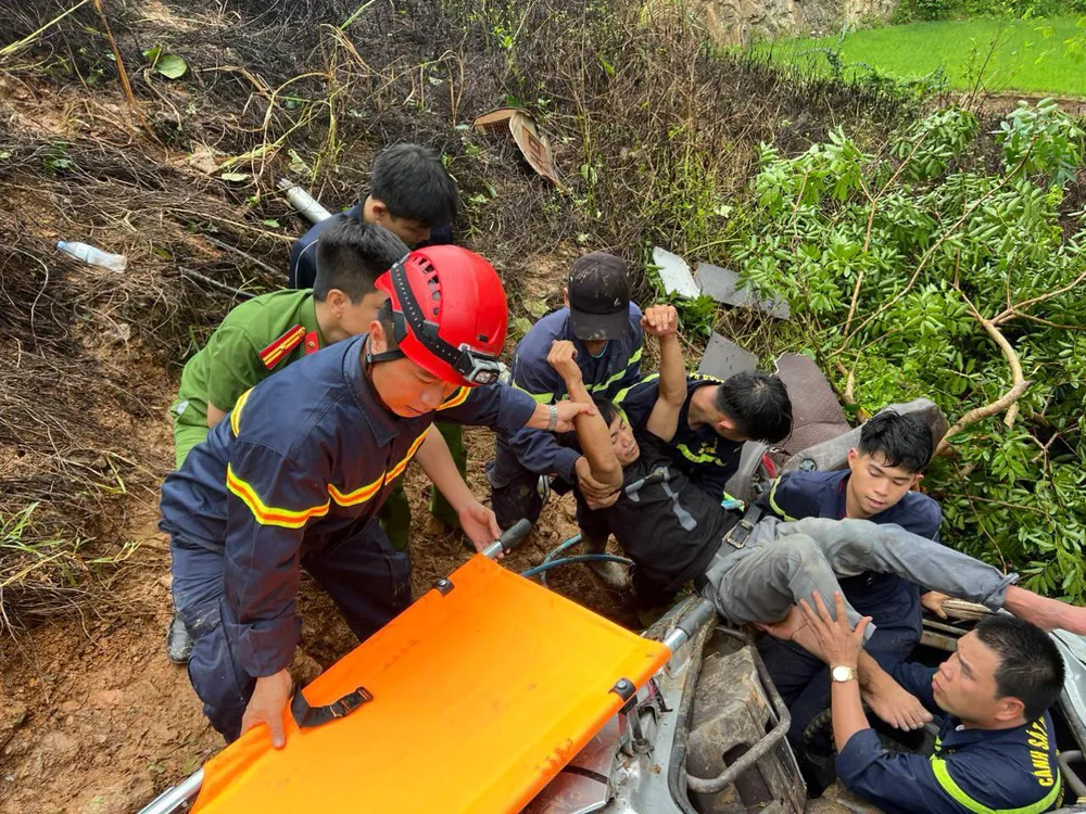 Các lực lượng chức năng tỉnh Sơn La đưa người mắc kẹt ra ngoài. Ảnh: CA Mai Sơn Giải cứu người mắc kẹt trong vụ xe tải lao xuống vực ở Sơn La.jpg