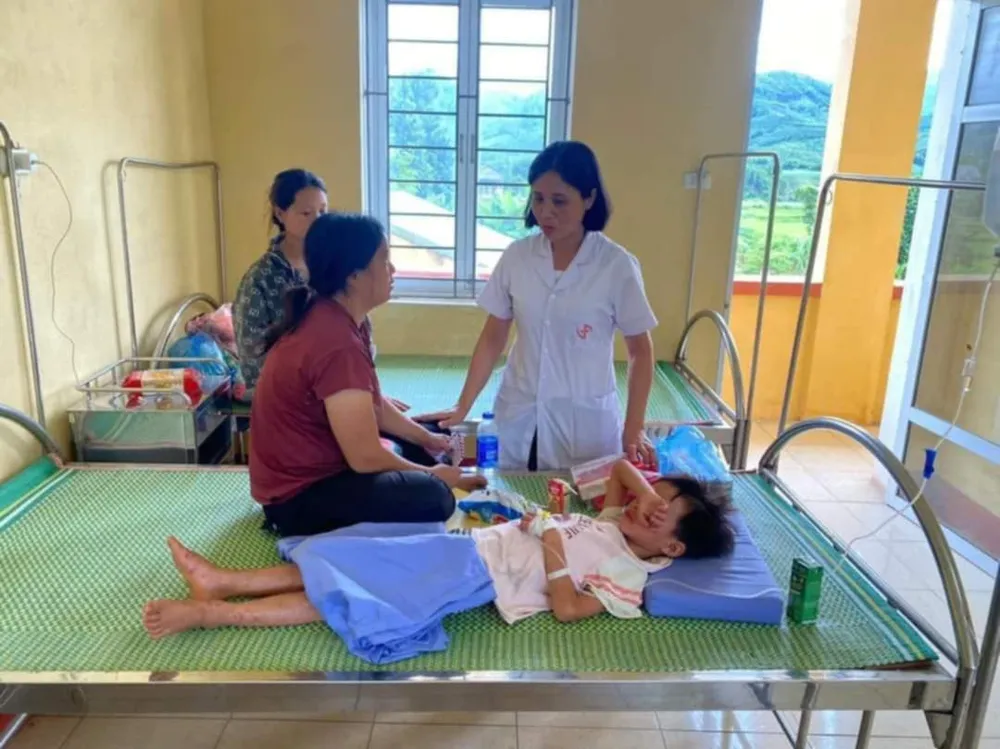 Chị Phái chăm sóc con trai tại Trung tâm y tế xã sau 5 ngày xa cách. Ảnh CTV Cháu bé đi lạc ở Yên Bái sinh tồn thế nào trong rừng? 2.jpeg