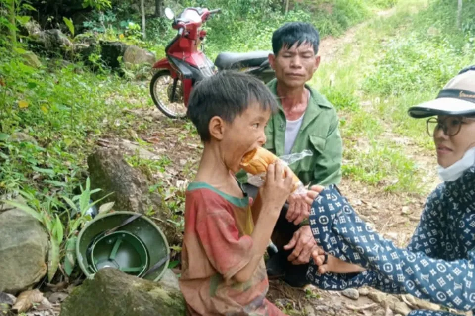 Bé Lâm ở thời điểm vừa được tìm thấy. Ảnh CTV Cháu bé đi lạc ở Yên Bái sinh tồn thế nào trong rừng?.jpeg