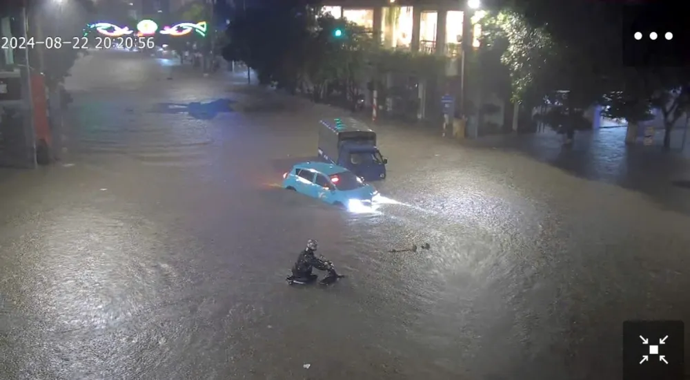TP Thái Nguyên ngập sâu, xe ô tô chết máy giữa đường 3.jpeg