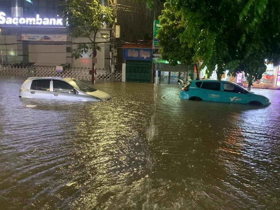 TP Thái Nguyên ngập sâu, xe ô tô chết máy giữa đường 4.jpg