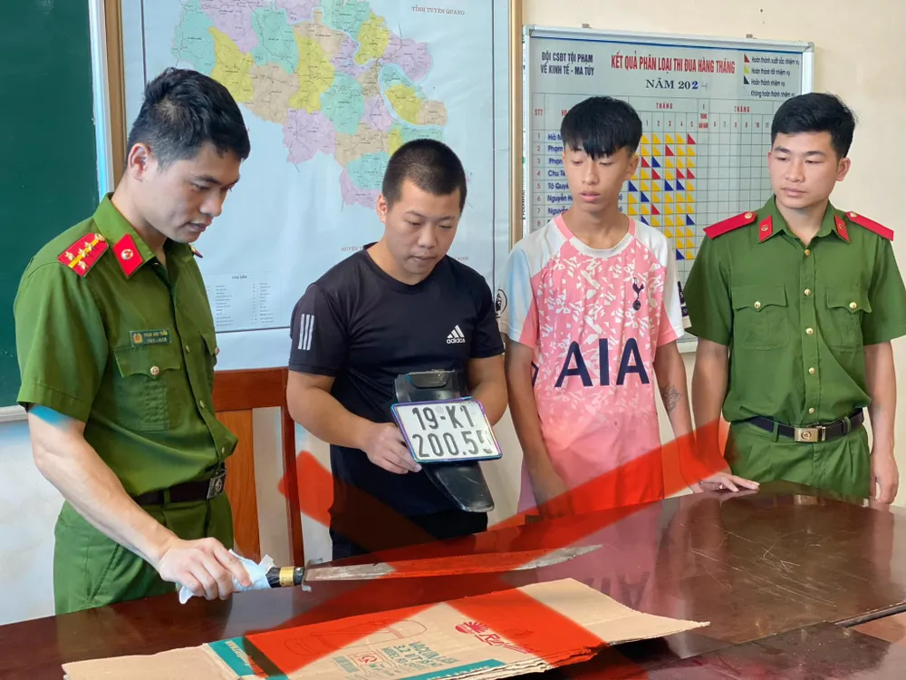 Công an làm việc với nhóm thanh thiếu niên dùng dao đuổi chém người đi đường. Ảnh CA Bắt giữ nhóm đối tượng dùng hung khí vô cớ đuổi chém người đi đường.jpg