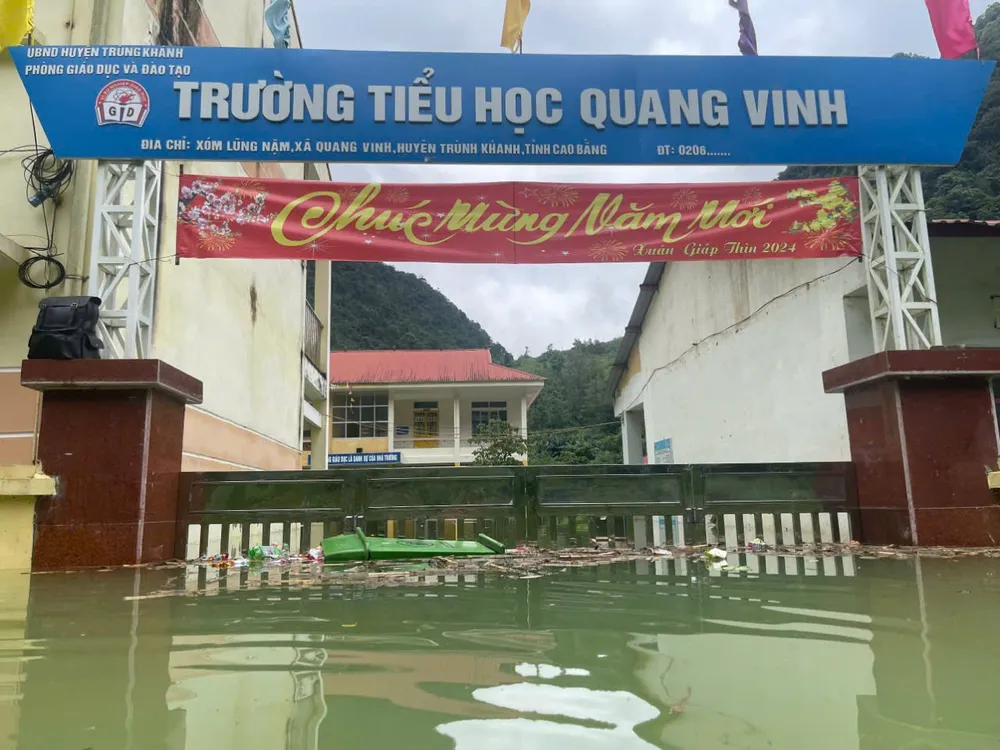 Mưa lớn khiến Trường Tiểu học Quang Vinh ngập sâu. Ảnh PV Thầy Hiệu trưởng bơi vào trường ở Cao Bằng 2.jpg