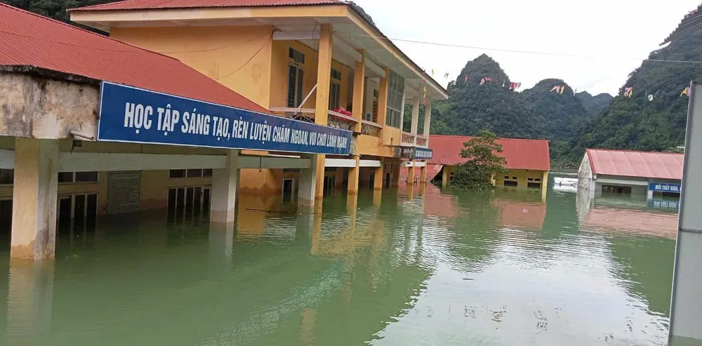 Tình hình nước rút chậm nên việc khai giảng năm học mới ở Trường Tiểu học Quang Vinh khó diễn ra theo đúng chương trình. Ảnh PV Thầy Hiệu trưởng bơi vào trường ở Cao Bằng 3.jpg