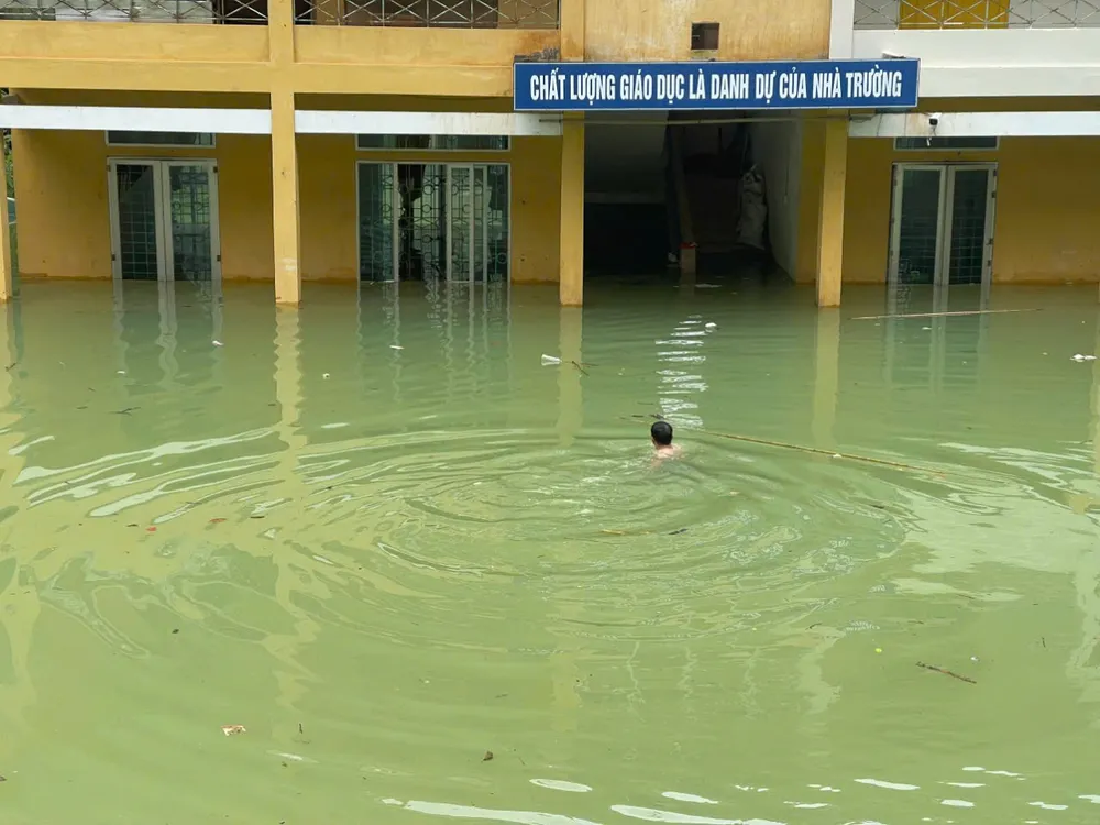 Thầy hiệu trưởng bơi vào trường để kiểm tra tài sản, thiết bị giáo dục tại trường. Ảnh PV Thầy Hiệu trưởng bơi vào trường ở Cao Bằng.jpg