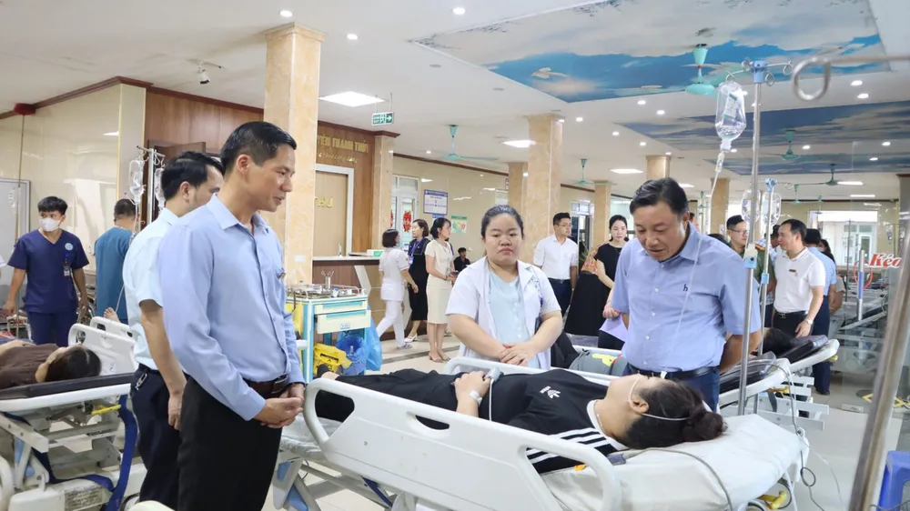 Các ban ngành thăm hỏi công nhân bị ngộ độc hôm 28-8. Ảnh CTV Đã rõ nguyên nhân hơn 150 công nhân bị ngộ độc ở Phú Thọ.jpeg