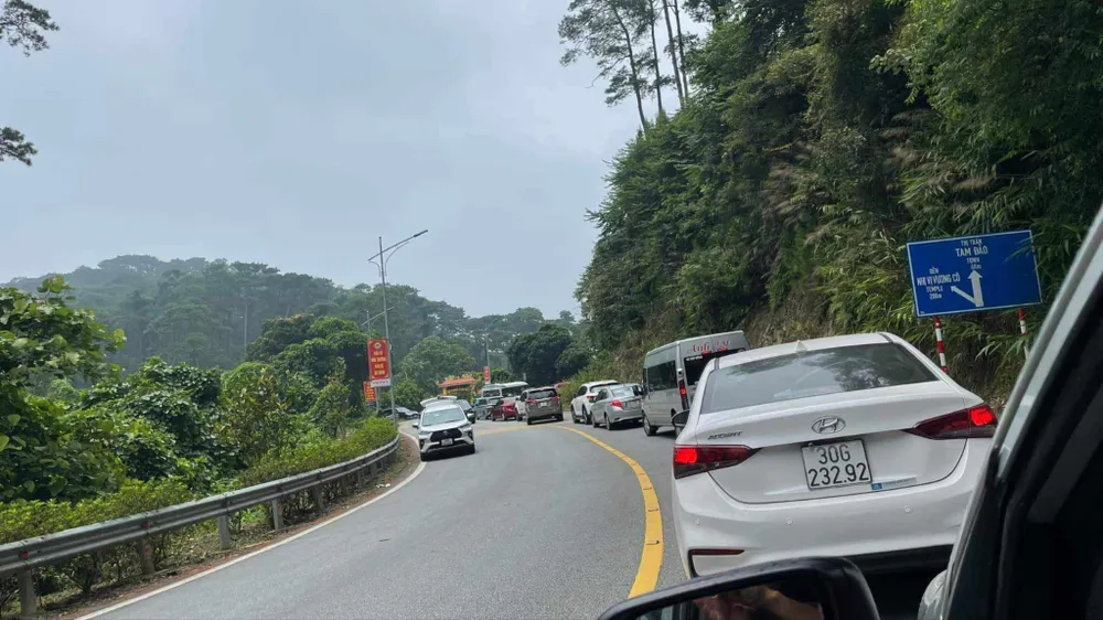 Dân ùn ùn lên núi nghỉ lễ, đường lên Tam Đảo ùn tắc suốt 3 tiếng đồng hồ 3.jpeg