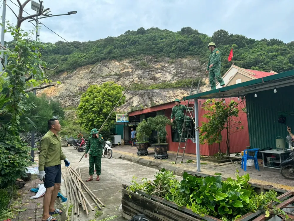 Lực lượng chức năng Quảng Ninh hỗ trợ người dân chằng chống nhà cửa. Ảnh VŨ MIỀN Bão số 3 Quảng Ninh dồn lực chuẩn bị phương tiện, hàng dự trữ ứng phó.jpg