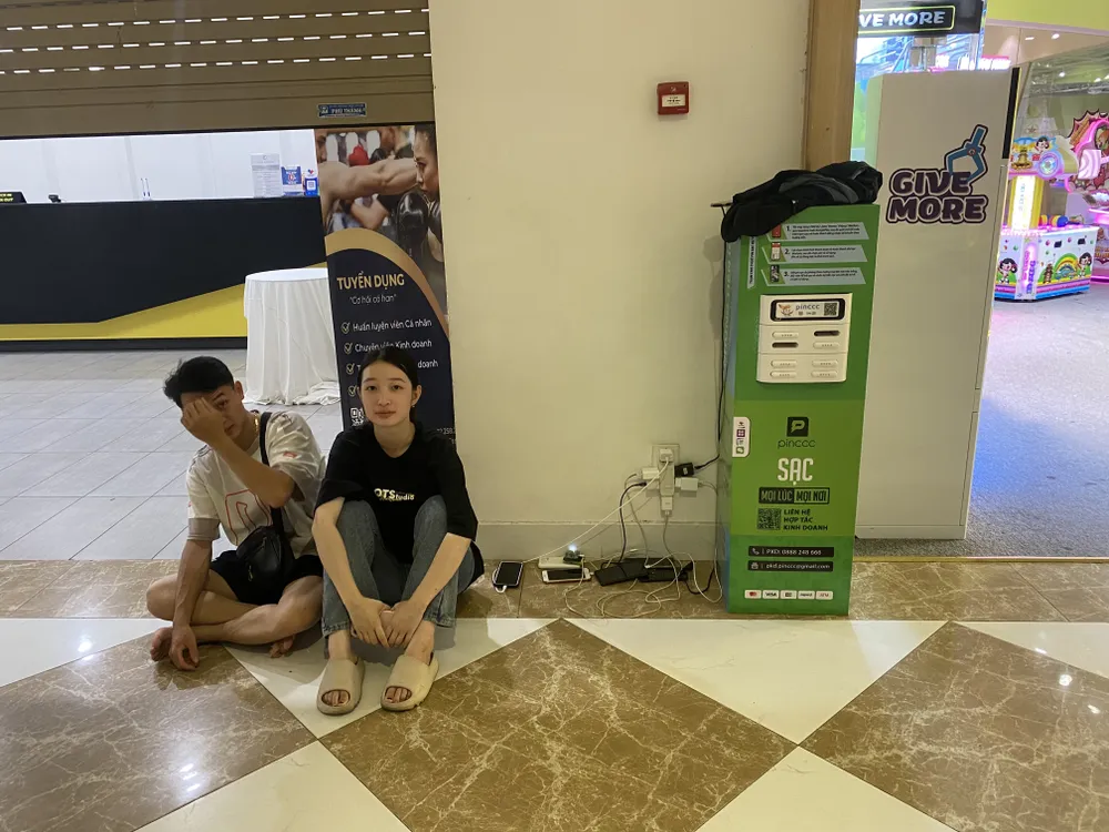 Quảng Ninh mất điện diện rộng, người dân đổ vào trung tâm thương mại sạc điện thoại.jpg