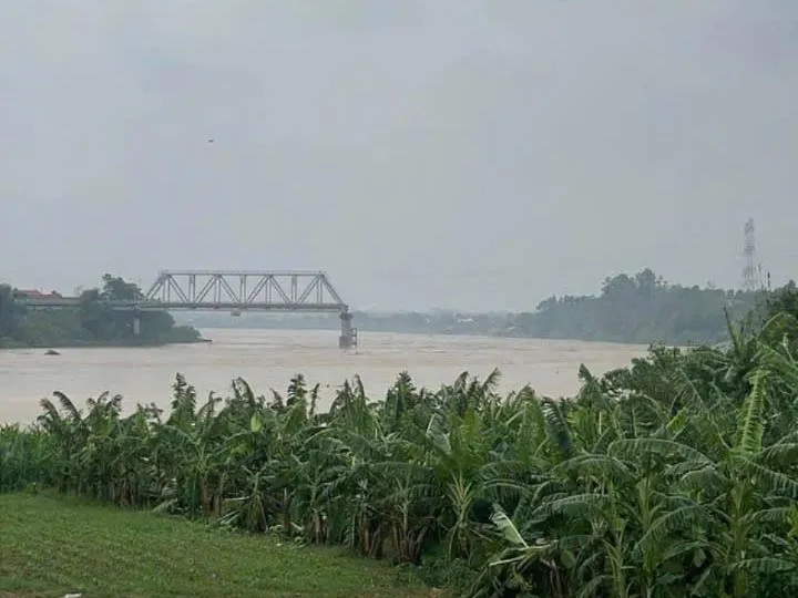 Cầu Phong Châu bị sập một nhịp dài. Ảnh CTV 'Em vừa đi qua cầu Phong Châu một lúc thì nghe tin cầu sập'.jpeg