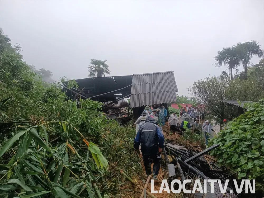 Lào Cai sạt lở đất vào 4 hộ dân, 7 người mất tích.jpg