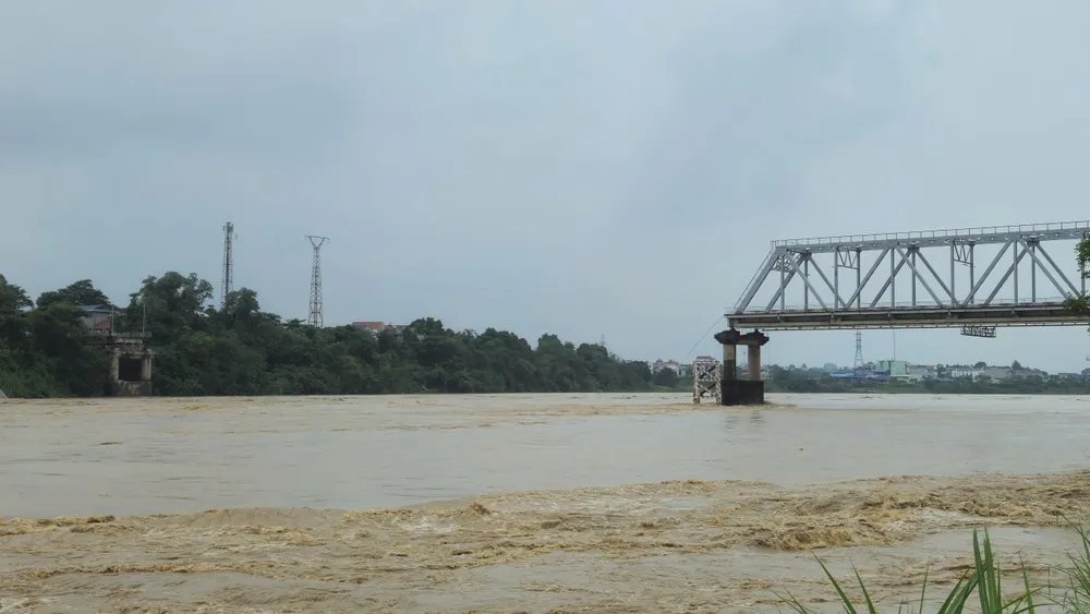 Đã tìm được một nạn nhân trong vụ sập cầu Phong Châu. Tỉnh Phú Thọ báo cáo chính thức vụ sập cầu Phong Châu