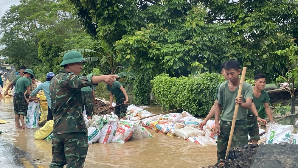 Quân đội, Công an Phú Thọ hỗ trợ người dân ven sông chống ngập 22.jpg