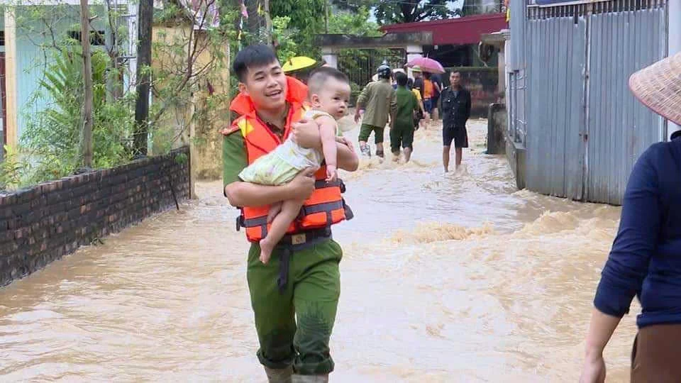 Quân đội, Công an Phú Thọ hỗ trợ người dân ven sông chống ngập 5.jpg