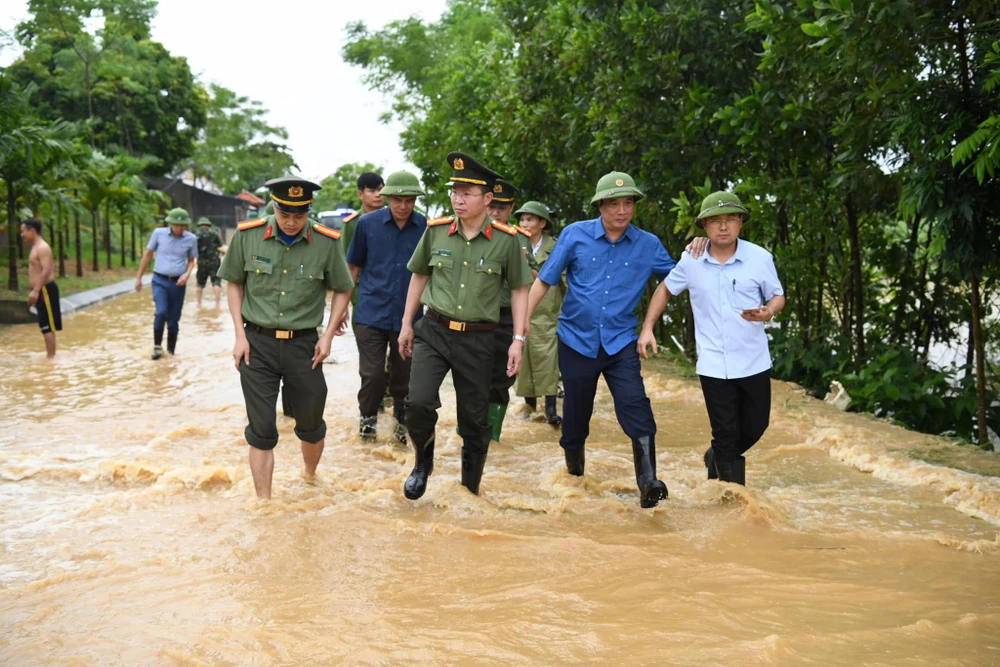 Quân đội, Công an Phú Thọ hỗ trợ người dân ven sông chống ngập 9.jpg