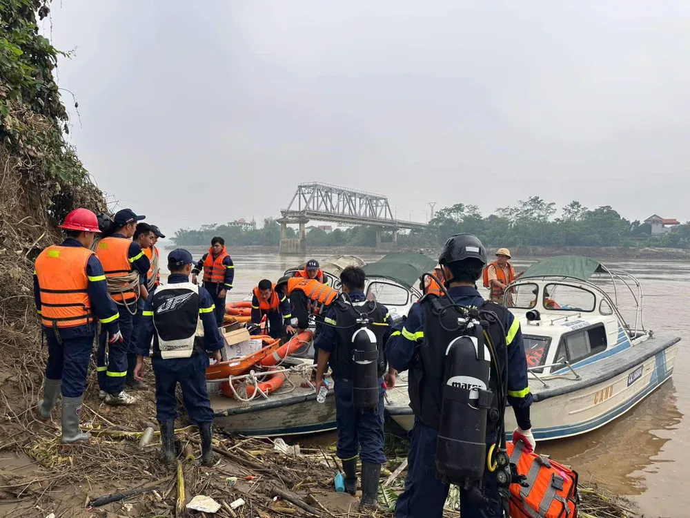 Công an Phú Thọ huy động thêm 30 cán bộ chiến sĩ tiếp cận hiện trường, tiếp tục phối hợp với các lực lượng chức năng, khắc phục mọi khó khăn tổ chức cứu nạn, cứu hộ. Ảnh: CA Vụ sập cầu Phong Châu Tiếp cận xe đầu kéo mắc kẹt dưới sông 3.JPG
