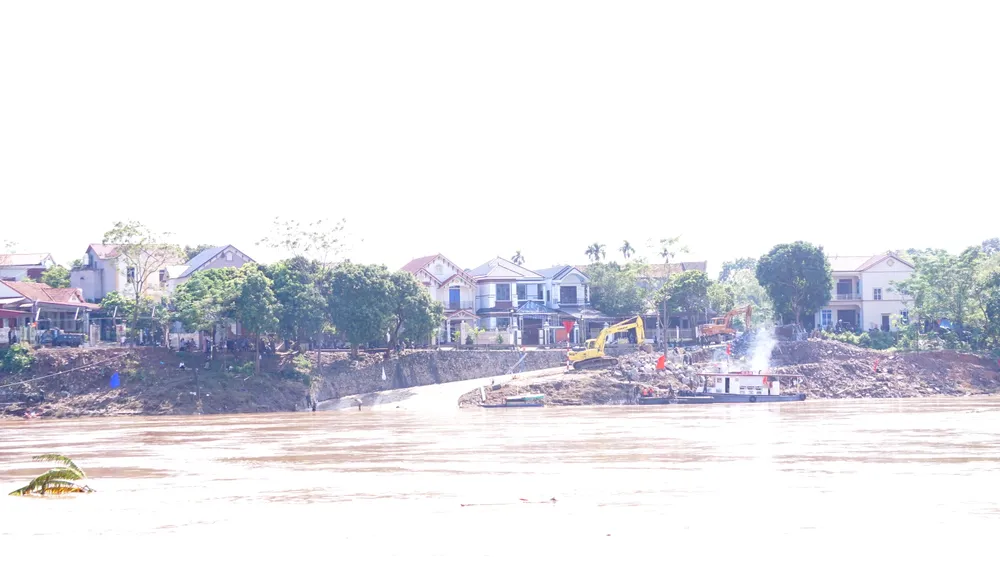 Ảnh Tìm kiếm nạn nhân vụ sập cầu Phong Châu 3.JPG