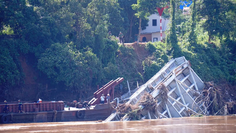 Ảnh Tìm kiếm nạn nhân vụ sập cầu Phong Châu 5.JPG