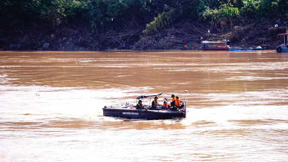 Ảnh Tìm kiếm nạn nhân vụ sập cầu Phong Châu 6.JPG