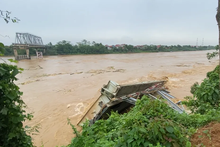 Hiện trường vụ sập cầu Phong Châu. Ảnh NGUYỄN HINH Phú Thọ mưa to, không dừng việc tìm kiếm nạn nhân vụ sập cầu Phong Châu.jpg