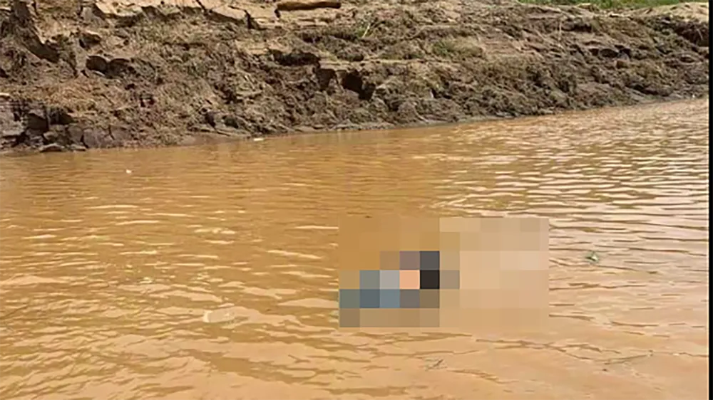 Thi thể nạn nhân T được phát hiện cách cầu Phong Châu khoảng 8 km về phía hạ lưu. Ảnh: CTV Tìm thấy nạn nhân thứ 2 vụ sập cầu Phong Châu.png