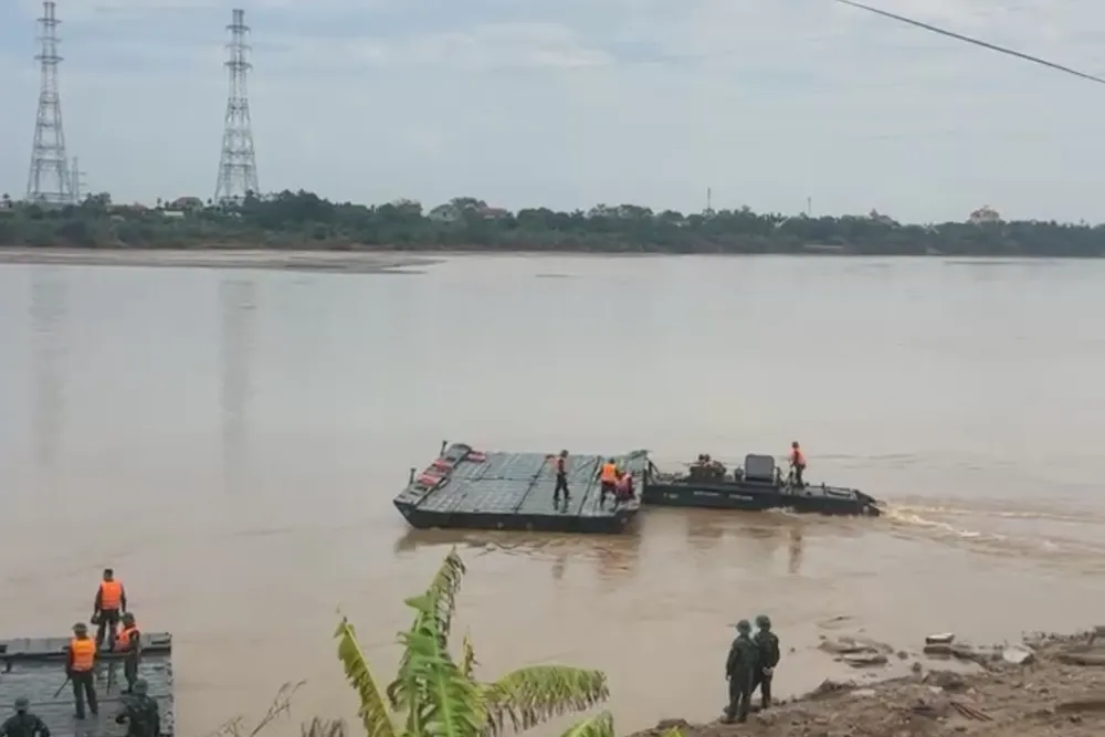 Lực lượng quân đội thả phao thăm dò dòng chảy. Ảnh CTV Vụ sập cầu Phong Châu Thả phao thăm dò, đảm bảo an toàn sẽ lắp cầu phao.jpg