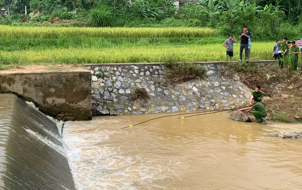 Công an huyện Thanh Sơn khám nghiệm hiện trường, xác minh vụ đuối nước. Ảnh: CTV Hai bé trai 8 tuổi đuối nước khi đi tắm suối.jpg