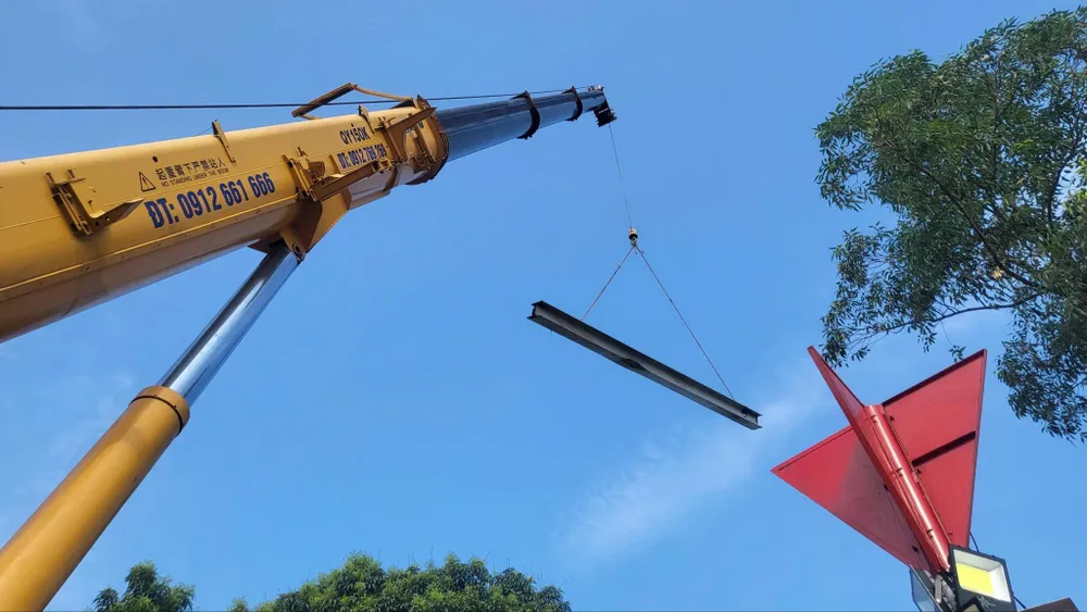 Những bộ phận đầu tiên của cầu Phong Châu bị sập được đưa lên bờ 1.jpeg