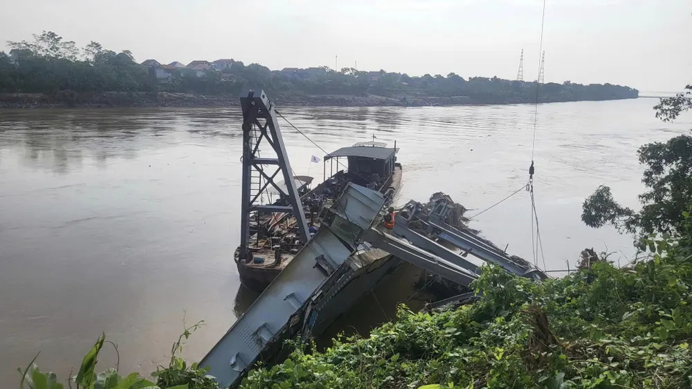 Những bộ phận đầu tiên của cầu Phong Châu bị sập được đưa lên bờ 4.jpg
