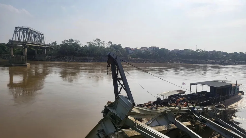 Những bộ phận đầu tiên của cầu Phong Châu bị sập được đưa lên bờ 5.jpg