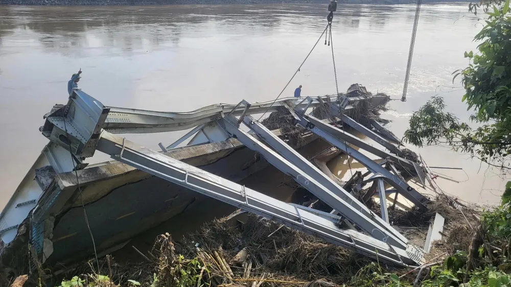 Những bộ phận đầu tiên của cầu Phong Châu bị sập được đưa lên bờ 9.jpg