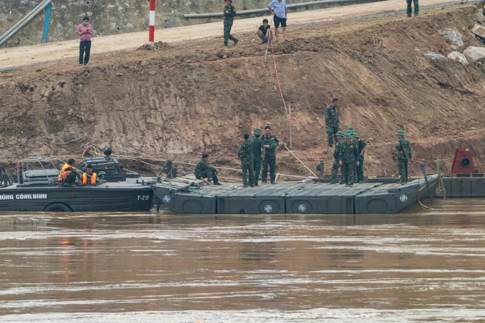 Những bộ phận đầu tiên của cầu Phong Châu được đưa lên bờ .jpg