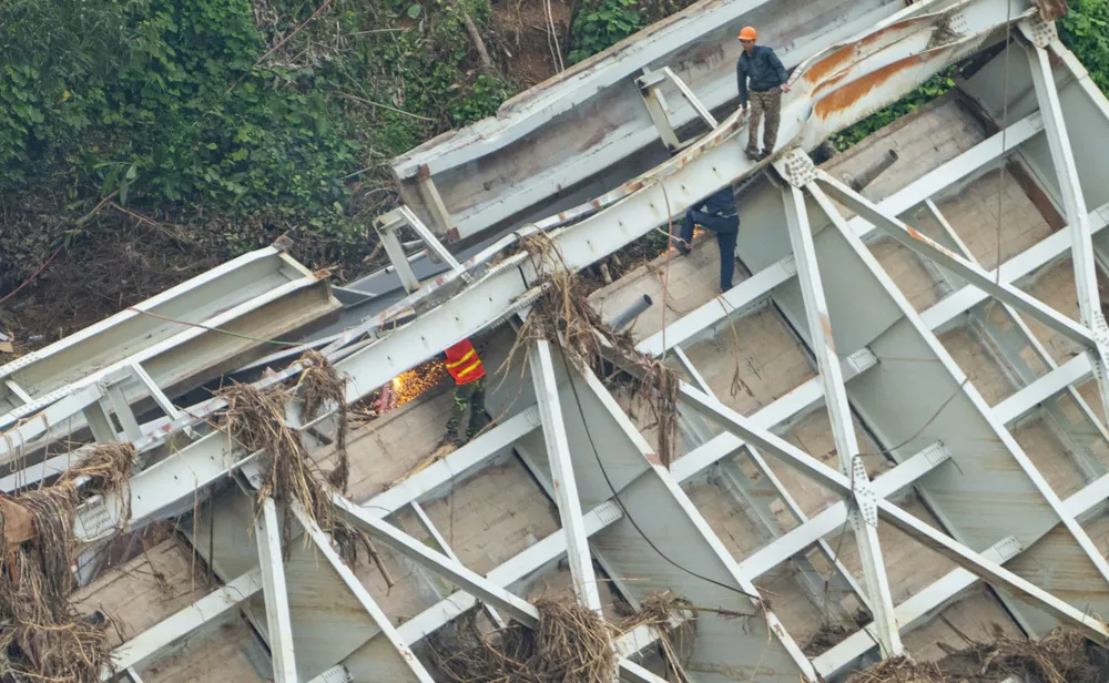 Những bộ phận đầu tiên của cầu Phong Châu được đưa lên bờ ..jpg