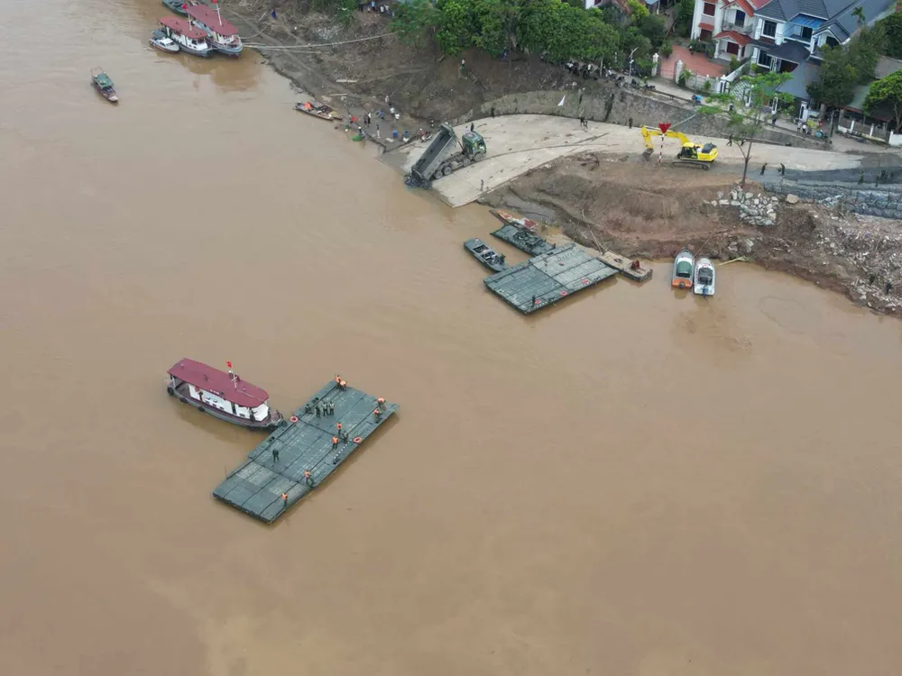 Cầu phao Phong Châu dự kiến đóng, mở một lần mỗi ngày hoặc linh hoạt tùy theo phương tiện có nhu cầu lưu thông qua khu vực. Ảnh: NGỌC PHÚC Sẽ đóng, mở cầu phao Phong Châu để phục vụ phương tiện thủy lưu thông.jpg