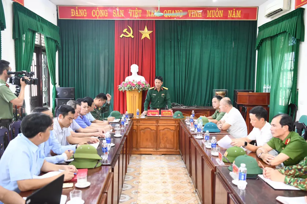 Hội nghị triển khai các biện pháp tiếp theo để trục vớt nhịp cầu, tìm kiếm người mất tích chiều 24-9. Ảnh: CA Vụ sập cầu Phong Châu Thành lập 3 tổ cơ động tìm kiếm nạn nhân mất tích.jpg