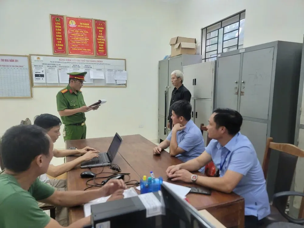 Công an thực hiện các biện pháp tố tụng với Nùng Chẩn Vần. Ảnh CA Khởi tố kẻ dùng dao chém vợ, em trai và em dâu ở Hà Giang.jpg