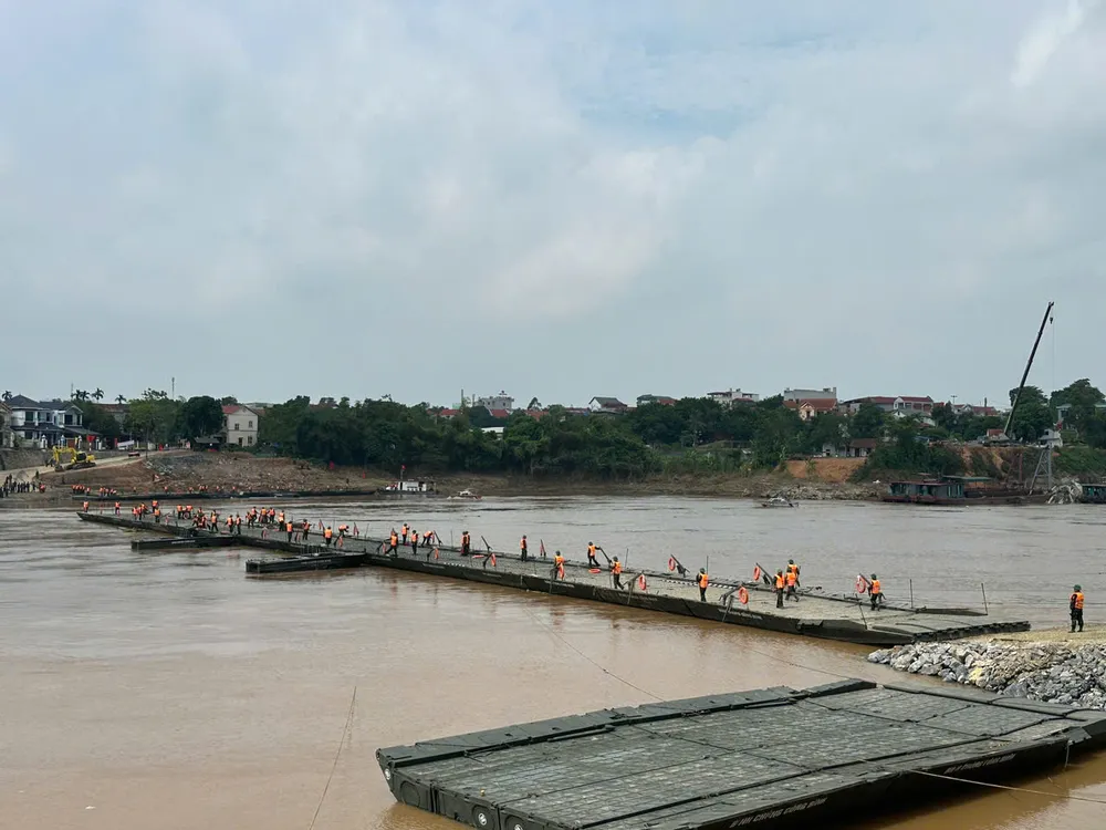Cầu phao đã được lắp đặt để giúp người dân đi lại được thuận tiện Cầu phao đã được lắp đặt để giúp người dân đi lại được thuận tiện