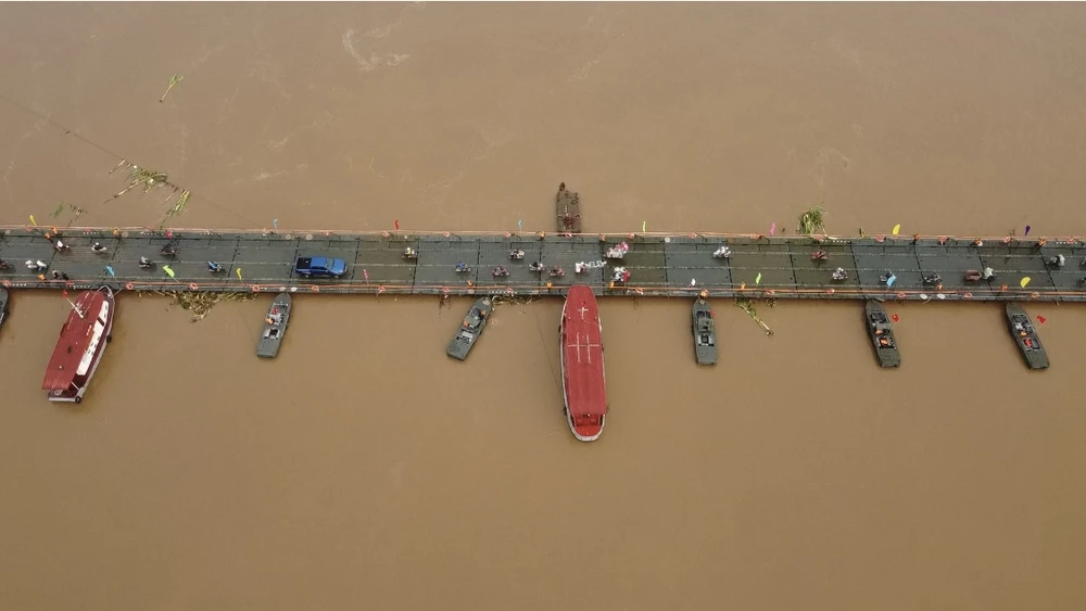 Ngày đầu thông cầu phao Phong Châu 4.jpg